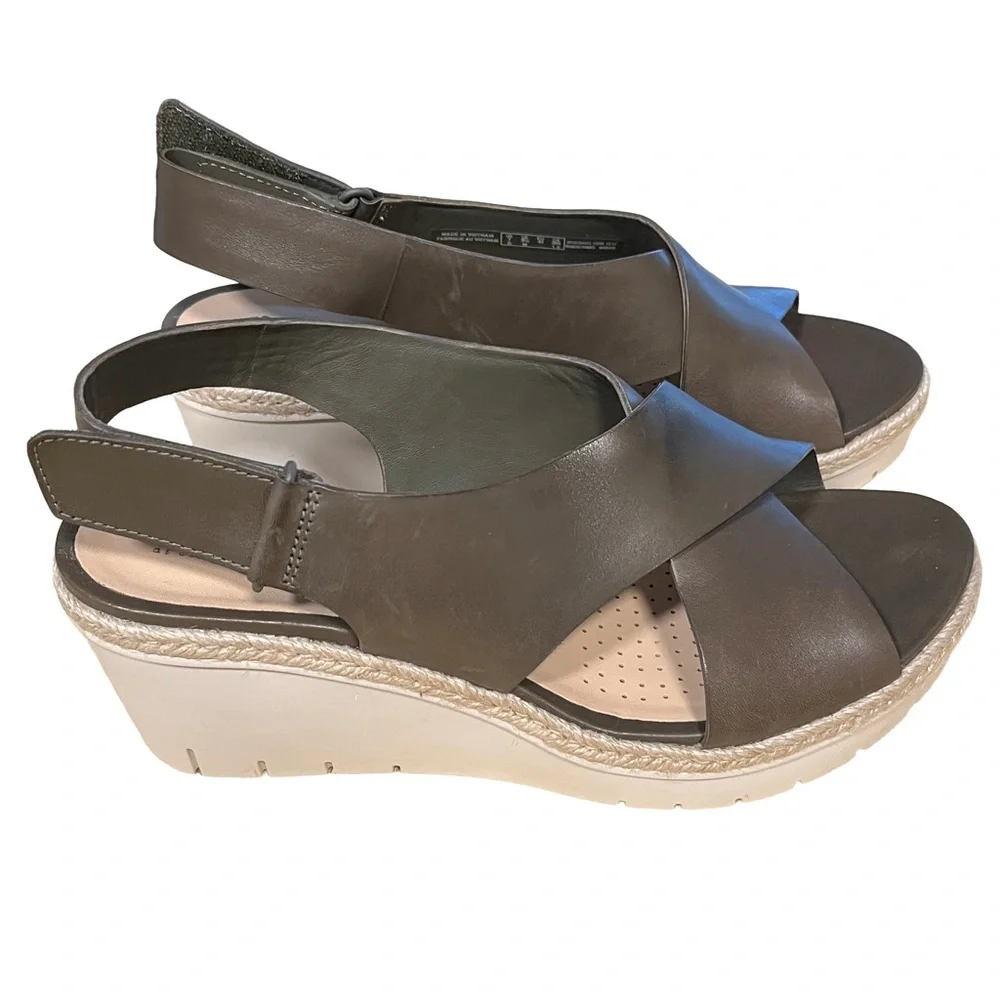 NEW Clarks Artisan Khaki Green Sz 9.5 Criss Cross Leather Wedge Womens Sandal